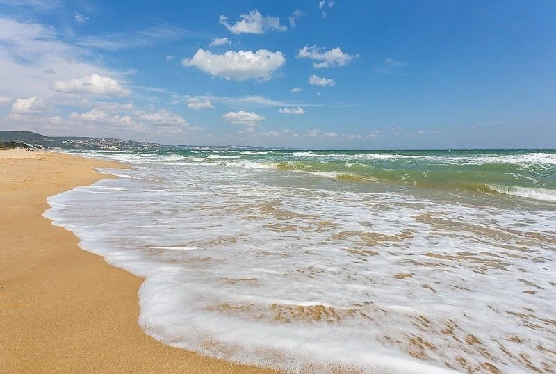 Слънчево време цял ден край морето