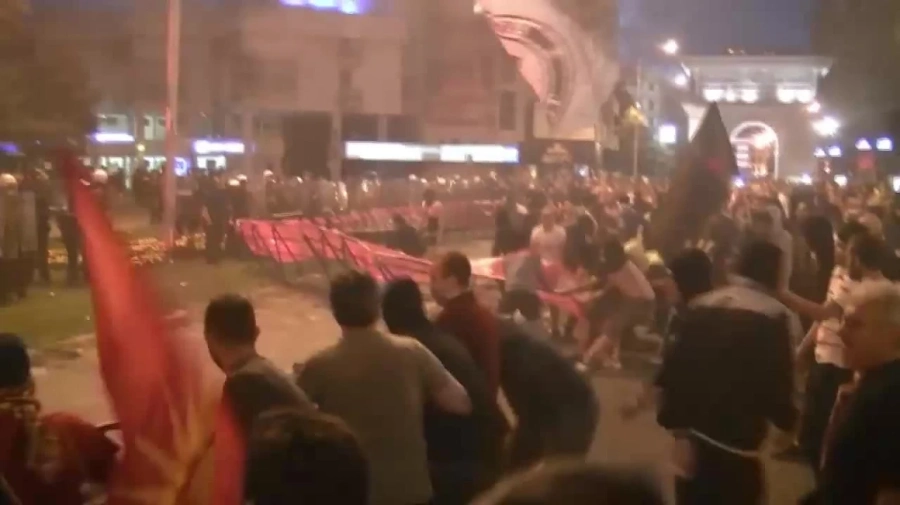 Снощи Скопие се превърна в бойно поле