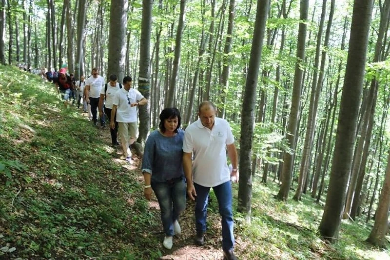 Нинова пусна снимка с Румен Радев в гората за ЧРД на президента