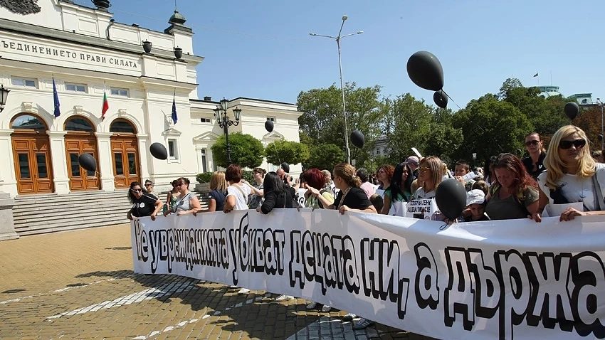 Протестиращите майки на деца с увреждания настояват за разпускане на Националния съвет за интеграция на хората с увреждания