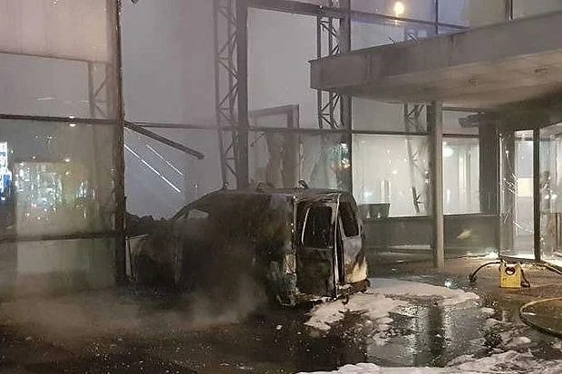Микробус се вряза в редакцията на водещия холандски всекидневник