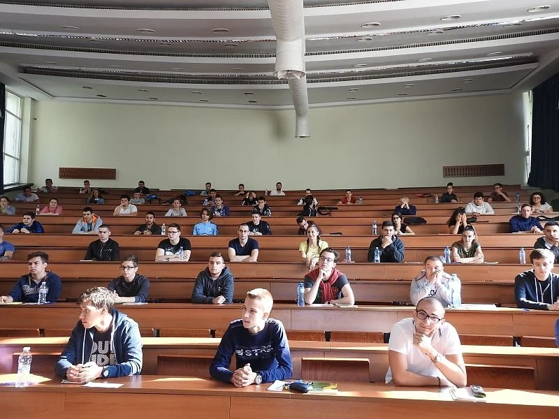 1200 кандидат-студенти на теста по математика в ТУ - София