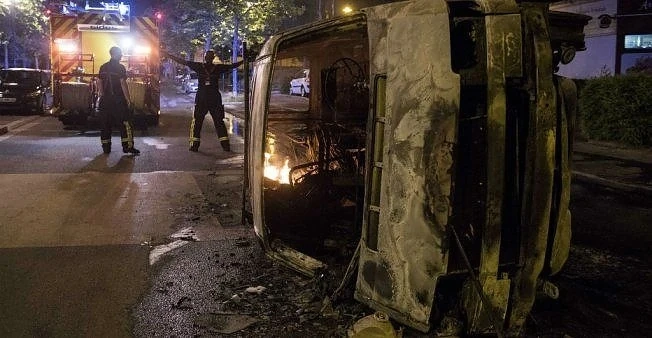 Безредици избухнаха снощи в някои квартали на френския град Нант, след като 22-годишен мъж беше застрелян от полицай, съобщава БНР.  Според м