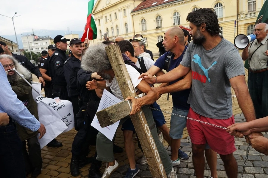 Сблъсък между протестиращи в подкрепа на Босия и полицаи пред НС