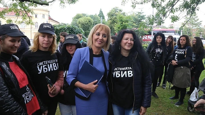 Мая Манолова иска едновременно разглеждане на законите, свързани с хората с увреждания