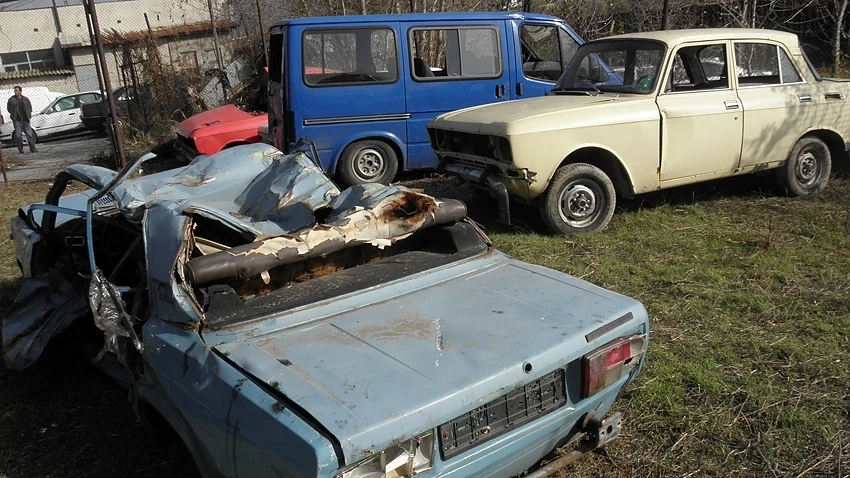 Общината в Ямбол започна премахване на изоставени автомобили