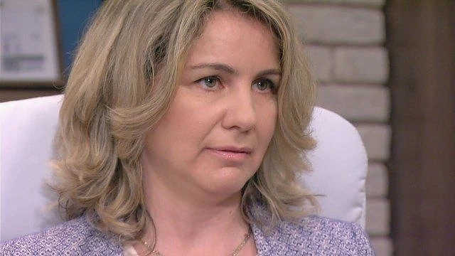 Цветелина Уланд чака дъщеря си пред училището в Норвегия, идва полиция
