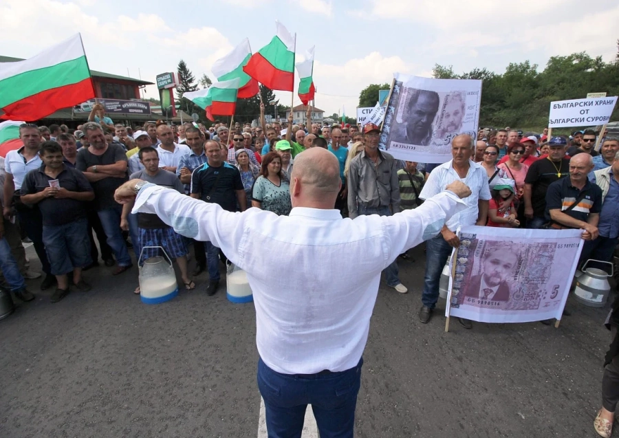 Животновъди блокираха пътя София-Варна и запалиха вълна. Полиция охранява умъртвяването на хиляди животни