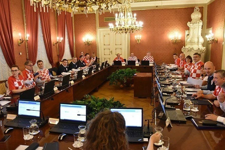Хърватското управление дава на националите по 10 000 евро на калпак
