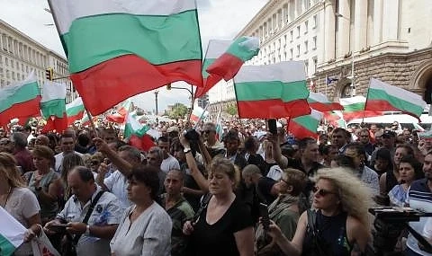 Протестиращите пред МС щурмуваха сградата, налитат и на полицаи