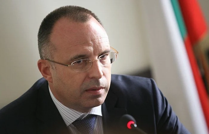 Двама министри докладват пред депутатите свършеното в кризата с чумата по животните