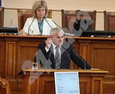 Министрите Радев и Порожанов не са в парламента, депутатите спорят
