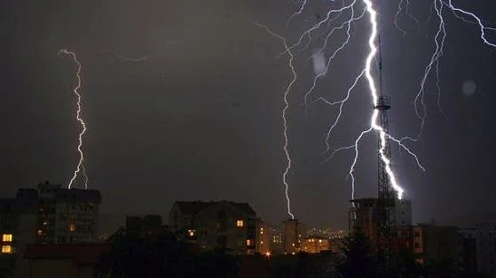 Какво причинява наводненията и пожарите в Европа