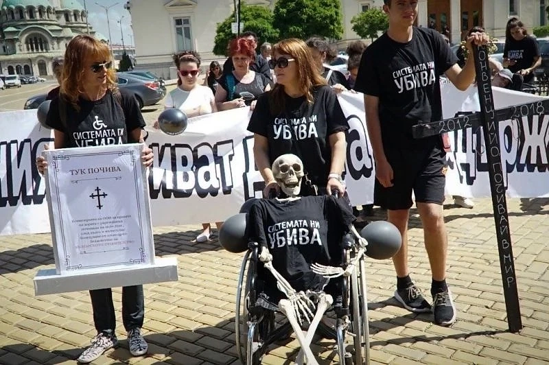 Протест с дрескод черна тениска пред парламента днес