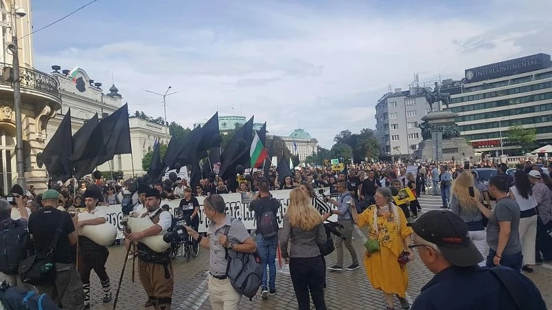 Майките на деца с увреждания блокираха движението пред Народното събрание