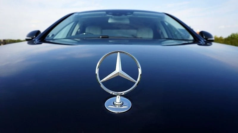 Daimler се подчини на Тръмп: Mercedes замразява бизнеса си в Иран