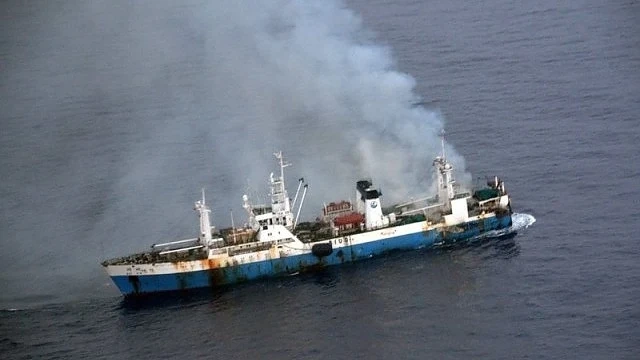 Турски кораб горя  в български води, загина моряк