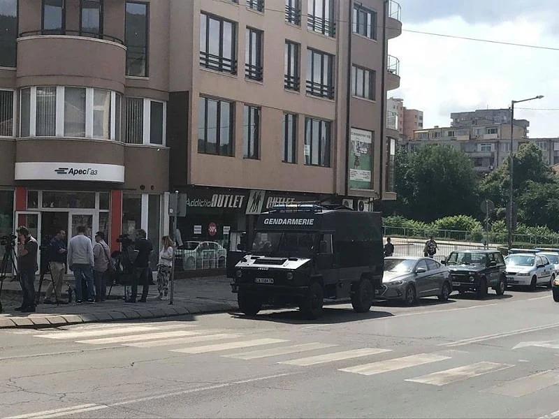 Разследващи и жандармерия са пред офиса на Мегаинвест холд в Дупница