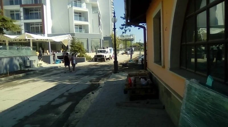 По улиците на Златни пясъци текат фекалии 