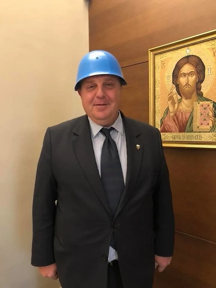 Каракачанов отиде на коалиционен съвет със синя каска