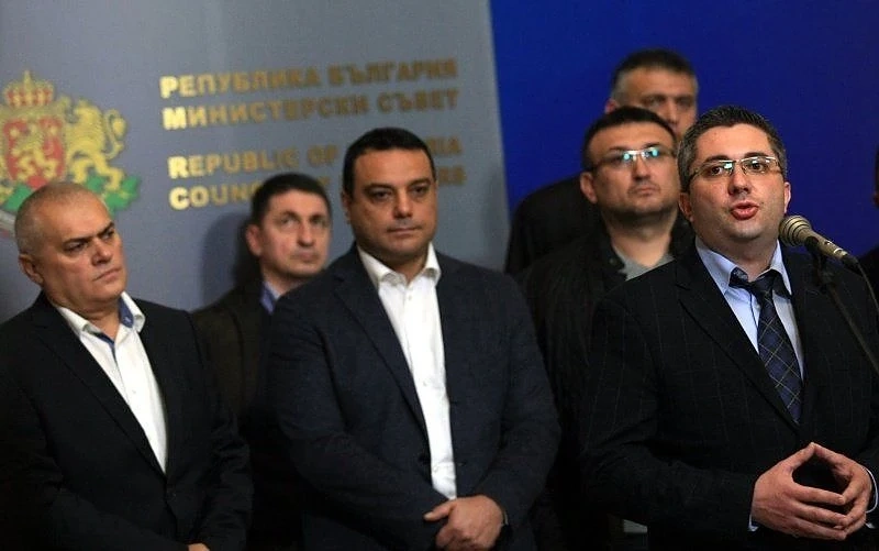Възможно е правителството да оттегли рокадите на министри от Народното събрание 