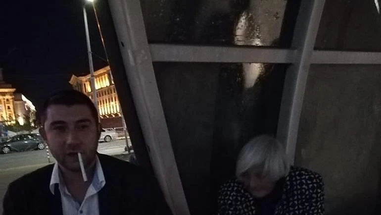 Съветник от ВМРО рита багажа на 87-годишна жена в метрото