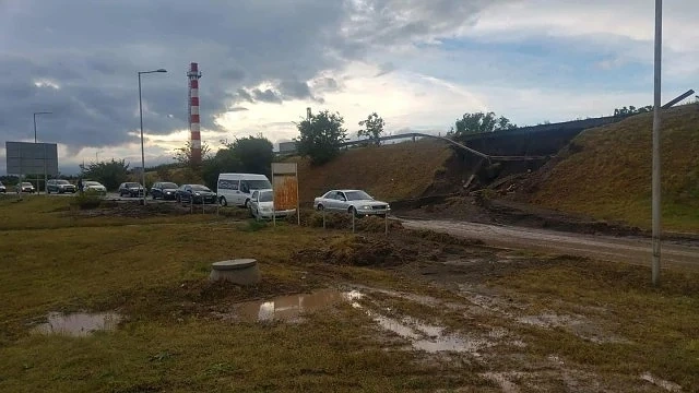 Свлачище затвори пътя за летище Бургас