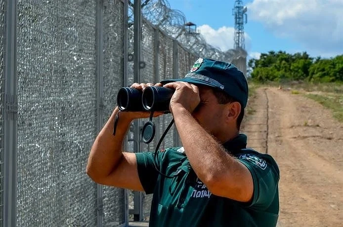 Гранични полицаи от Хасково задържаха каналджии и 36 незаконни имигранти