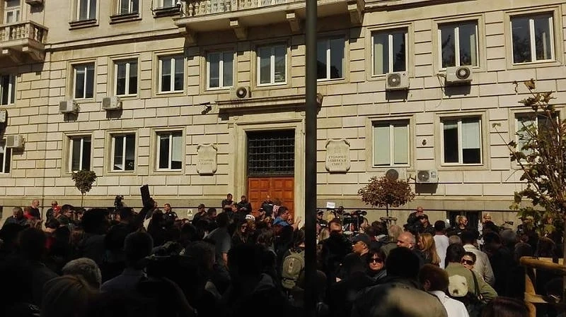Около 200 души протестираха под прозорците на Фандъкова заради ремонтите