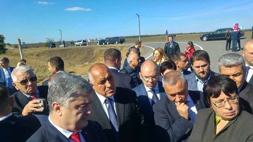 Борисов инспектира ремонт на път в Украйна