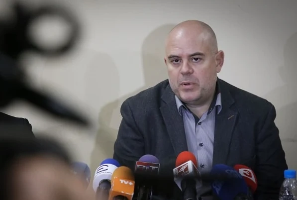 Двама лекари и фармацевт са задържани за незаконна търговия с лекарства