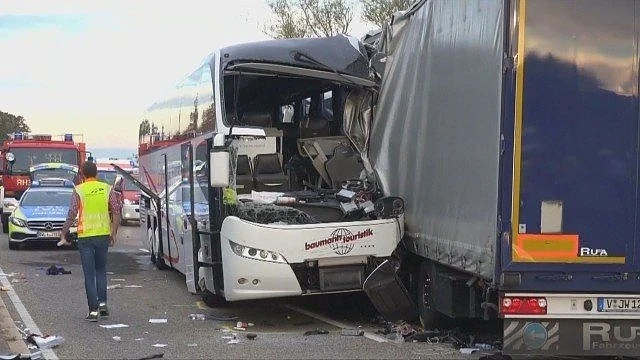 Автобус се удари в камион в Германия, ранени туристи в тежко състояние