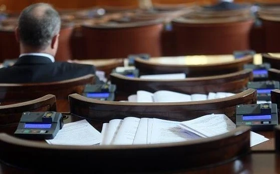 Заради Симеонов: ДПС и БСП не се регистрираха в парламента, мнозинството едва събра кворум