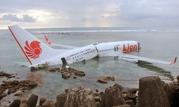 Водолази са открили черна кутия от падналия индонезийски самолет