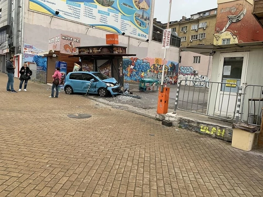 Кола се заби в павилион на Lafka в София 