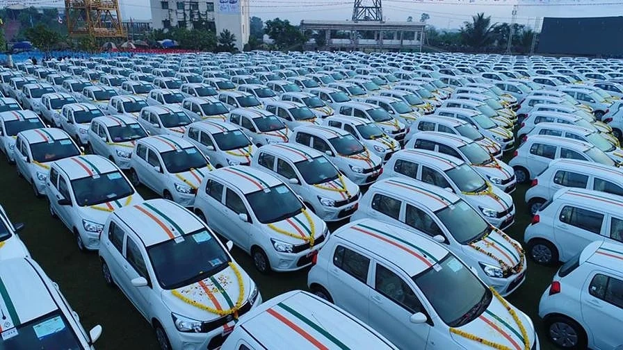 Шеф подари 600 коли на служителите си