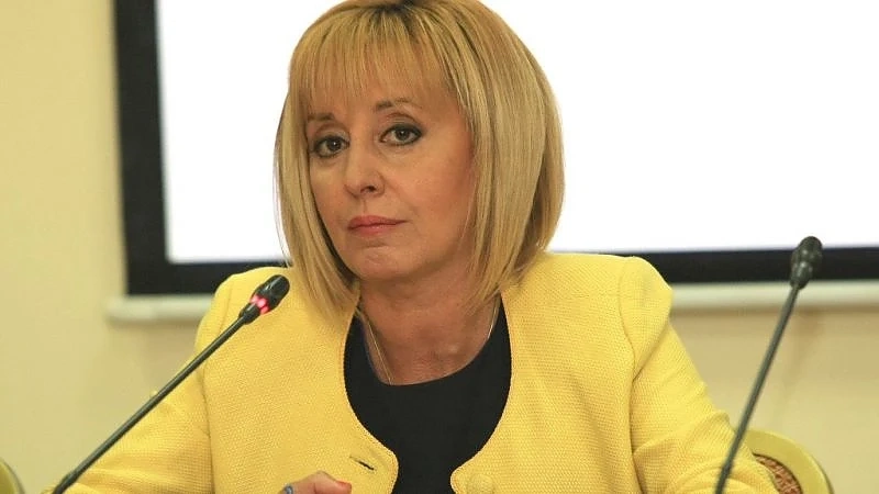 След като остана без кола, Мая Манолова открива приемна във влака