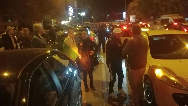 Блокади на основни пътища в поредната вечер на социални протести