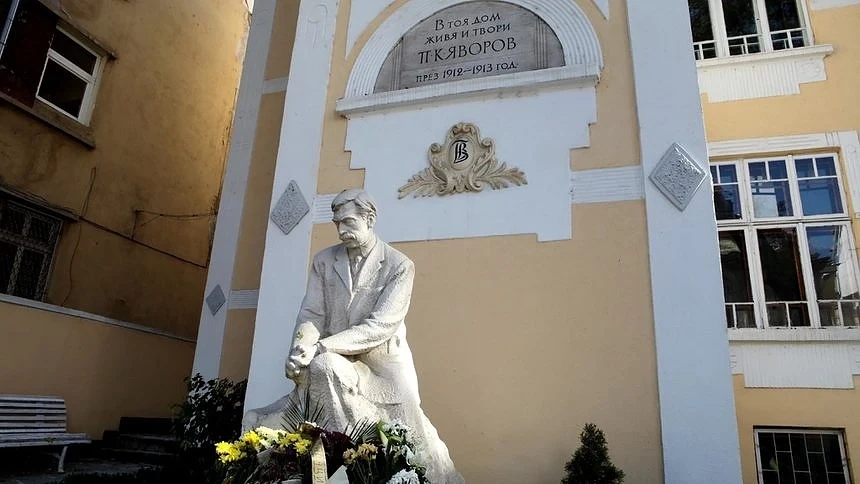 Общината засега няма да опитва да купи къщата на Яворов заради спорове и възбрани