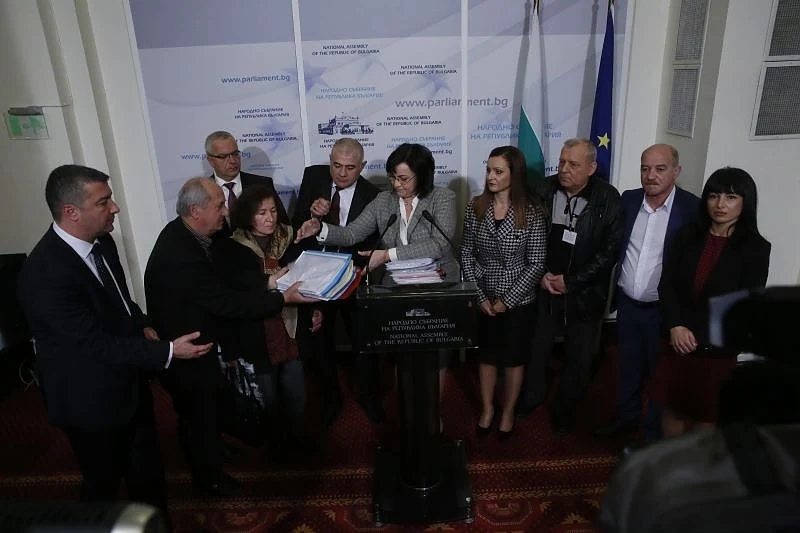 Нинова: Внасяме 30 000 подписа за преизчисляване на пенсиите