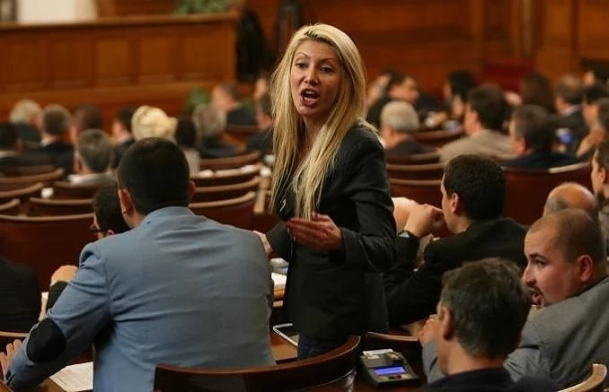 Парламентът остава без Меглена Александрова, ако Валери Симеонов се върне в НС