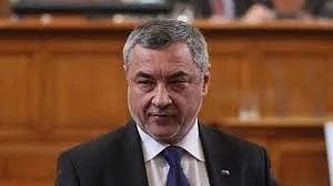 След оставката: Валери Симеонов е на работа в парламента 