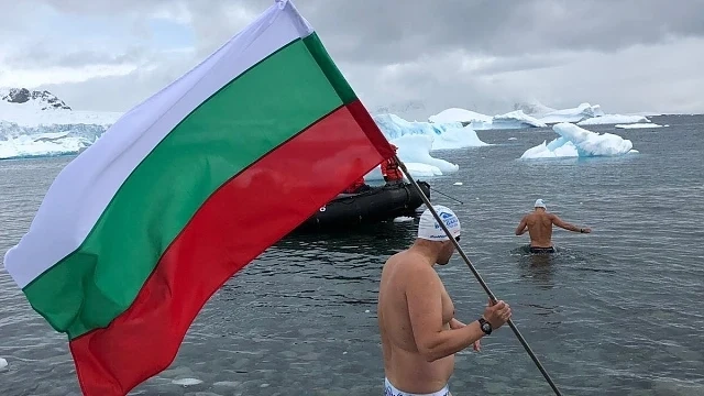 Стойчев развя българското знаме в ледените води на Антарктида 