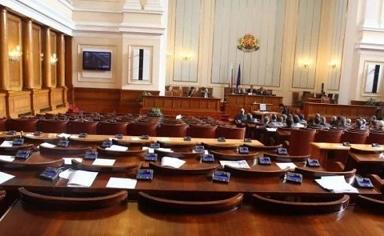 Депутатите преодоляха президентското вето на увеличението на данъка за старите коли