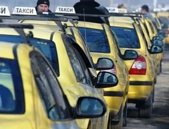 Такситата на протест, искат по-високи тарифи и право да карат в бус лентата