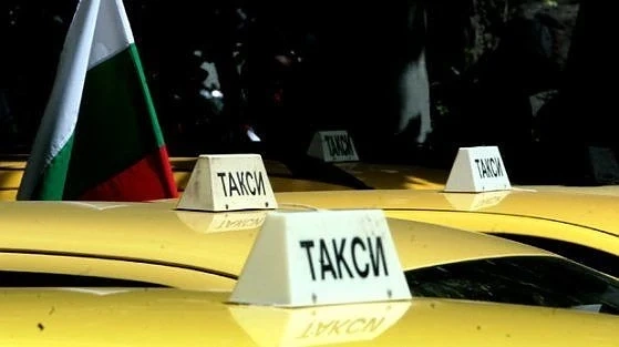 Таксиметрови шофьори протестират в София заради ниските тарифи