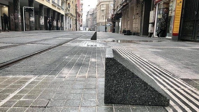 Новите колчета по Граф Игнатиев остри, за да не се сяда на тях