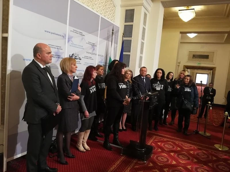 Приеха Закона за личната помощ, майките канят на чай в палатката