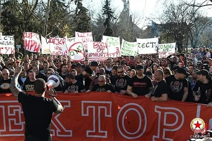 Фенове на ЦСКА блокират Орлов мост преди дербито с Лудогорец