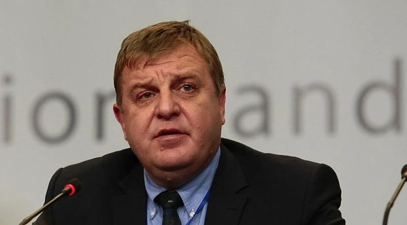 Самолет с военния министър Каракачанов кацна аварийно във Виена